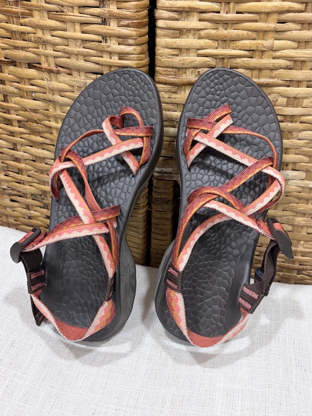 Chaco ZX/2 Women's Coral Multi Strappy Sandals Toe Loop Black Footbed Rubber 8